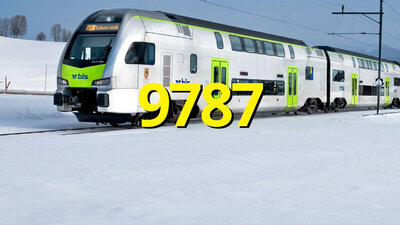 Zug der BLS in verschneiter Landschaft.