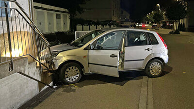 Kurz nach dem Diebstahl prallte das Fahrzeug in eine Steintreppe. Bild: Kantonspolizei Thurgau