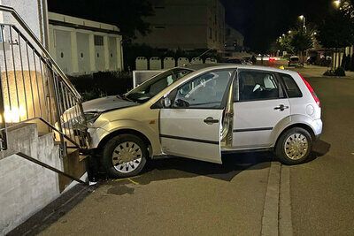 Kurz nach dem Diebstahl prallte das Fahrzeug in eine Steintreppe. Bild: Kantonspolizei Thurgau