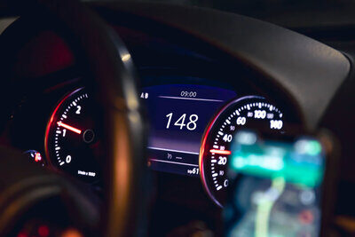 Der Geschäftsmann war auf einer Überlandstrasse mit 148 statt 80 km/h unterwegs. Bild: pvproductions, freepik