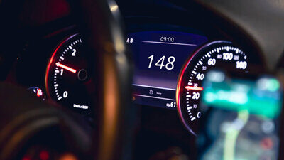 Der Geschäftsmann war auf einer Überlandstrasse mit 148 statt 80 km/h unterwegs. Bild: pvproductions, freepik