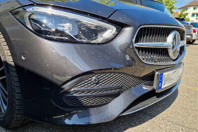 Die Front eines Autos mit zahlreichen Insektenüberresten.