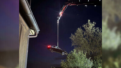 Das Auto musste mit einem Kranen geborgen werden. Bild: Kantonspolizei AR