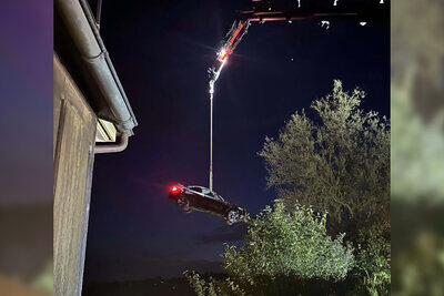 Das Auto musste mit einem Kranen geborgen werden. Bild: Kantonspolizei AR