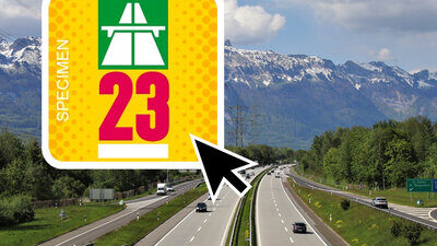 Vignette im Vordergrund einer Autobahn Richtung Berge