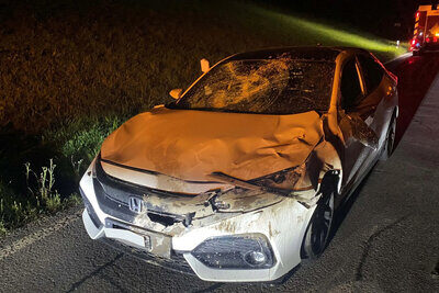 Am 20. September kam es in Neuheim ZG zu einem Wildunfall. Ein 51-jähriger Autolenker prallte mit seinem Wagen in einen Hirsch. Das Auto erlitt Totalschaden, der Fahrer blieb unverletzt und der Hirsch flüchtete in den Wald. Bild: Zuger Polizei