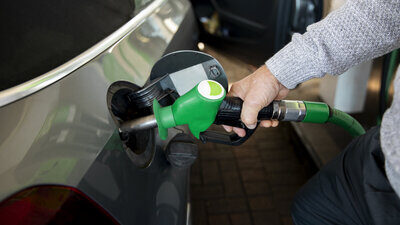 Benzistutzen im Auto