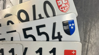 In der Schweiz gibt es 18 verschiedene Kontrollschilder für vier-, drei- und zweirädrige Fahrzeuge. Welche das sind und wann du welches brauchst, verrät dir STREETLIFE. Bild: Kantonspolizei Zürich