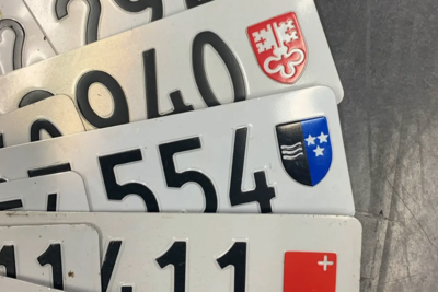 In der Schweiz gibt es 18 verschiedene Kontrollschilder für vier-, drei- und zweirädrige Fahrzeuge. Welche das sind und wann du welches brauchst, verrät dir STREETLIFE. Bild: Kantonspolizei Zürich