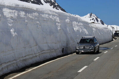 Wer hat Vortritt auf Bergstrassen oder wie mach ich mein Auto fit für die Berge? Auf über 1000 m.ü.M gibt es einige Regeln zu befolgen. Bild: Pixabay