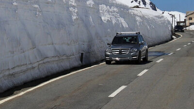 Wer hat Vortritt auf Bergstrassen oder wie mach ich mein Auto fit für die Berge? Auf über 1000 m.ü.M gibt es einige Regeln zu befolgen. Bild: Pixabay