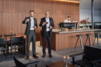 Marc und Kenny Eichenberger in der Kaffee-Bar ihres neuen Hauptsitzes in Dietlikon ZH