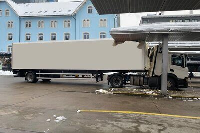 Der Anhänger musste durch ein spezialisiertes Abschleppunternehmen geborgen werden. Bild: Zuger Polizei