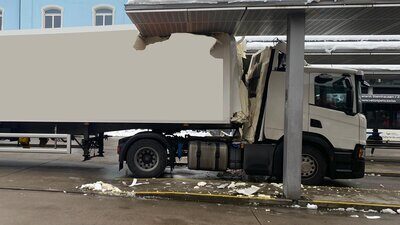 Der Anhänger musste durch ein spezialisiertes Abschleppunternehmen geborgen werden. Bild: Zuger Polizei