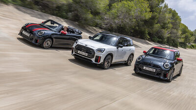Drei verschiedene Mini in voller Fahrt