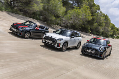 Drei verschiedene Mini in voller Fahrt