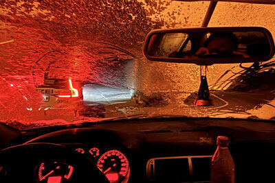 Ein Auto mit vereisten Scheiben