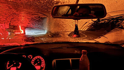 Ein Auto mit vereisten Scheiben