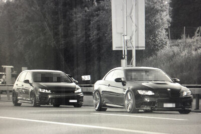 Die Lenkenden der Boliden wechselten hintereinanderfahrend ohne Rücksicht auf andere Verkehrsteilnehmende wiederholt die Fahrspur. Symbolbild: Kantonspolizei Thurgau