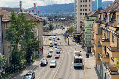 Die Rosengartenstrasse ist eine wichtige Hauptverkehrsachse in Zürich. Die Stadt hat eine Entschleunigung der Route geplant. Das hat jetzt die Kantonspolizei Zürich untersagt. Bild: Linus Barta.