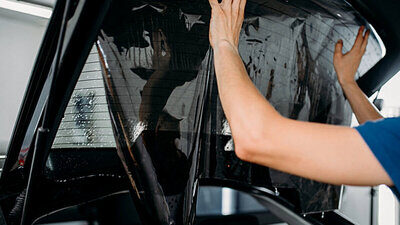 Es ist in der Schweiz legal, die Heck- sowie die hinteren Seitenfenster zu verdunkeln. Bild: STREETLIFE, Zvg.