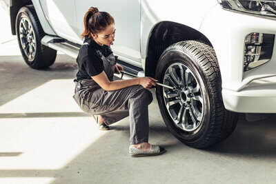 Mechanikerin beim Reifenwechsel