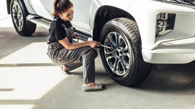 Mechanikerin beim Reifenwechsel