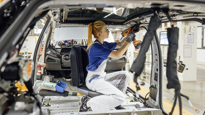 Mechanikerin baut Auto zusammane