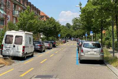 Bald könnten in den Quartierstrassen in Zürich noch mehr Blaue-Zonen-Parkplätze verschwinden. Bild: STREETLIFE