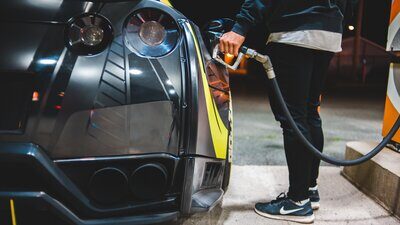 Auto an der Tankstelle in der Nacht.