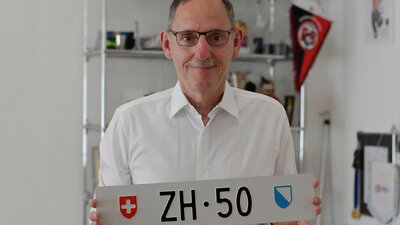 Regierungspräsident Mario Fehr mit Kontrollschild «ZH 50».