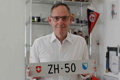 Regierungspräsident Mario Fehr mit Kontrollschild «ZH 50».