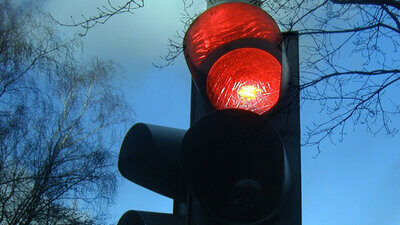 Rot ist im Strassenverkehr nicht gleich Rot. Es gibt Ausnahmefälle, wo das Rotlicht ganz legal überfahren werden darf. Bild: Pixabay