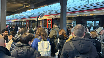 Bitte aussteigen. Das hiess es für viele Zugreisende am Morgen in Dietikon ZH. Eine Störung auf einer Bahnstrecke führte zum Unterbruch. Bild: Twitter