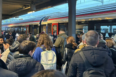 Bitte aussteigen. Das hiess es für viele Zugreisende am Morgen in Dietikon ZH. Eine Störung auf einer Bahnstrecke führte zum Unterbruch. Bild: Twitter