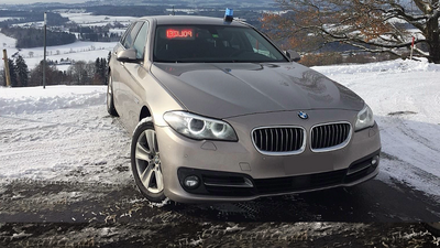Die Kantonspolizei Zürich nahm mit einem zivilen Fahrzeug die Verfolgung auf. Dabei verwendeten sie Lichthupe, die Matrix, das Blaulicht und das Signalhorn. Symbolbild: Kantonspolizei Zürich