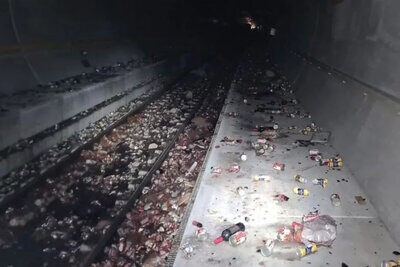 23 von 31 Waggons entgleisten am letzten Donnerstag. Die Ladung wurde auf den Schienen verstreut. Bild: SBB