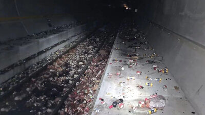 23 von 31 Waggons entgleisten am letzten Donnerstag. Die Ladung wurde auf den Schienen verstreut. Bild: SBB