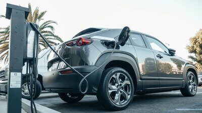 Auto an der E-Ladestation.