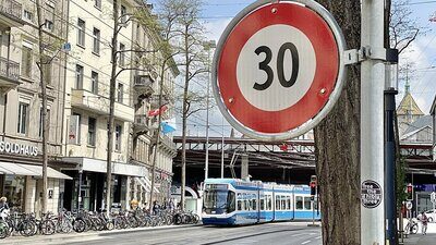 Im Kanton Zürich dürfen Städte nicht mehr eigenständig über Tempo 30 auf Hauptverkehrsachsen entscheiden. Bild: Linus Barta, STREETLIFE