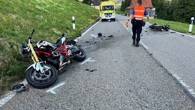 Auf dem Ricken sind am letzten Dienstag zwei Motorräder frontal ineinander geprallt. Drei Personen wurden dabei schwerverletzt. Darunter ein 17-jähriger Neulenker. Bild: Kantonspolizei St. Gallen.