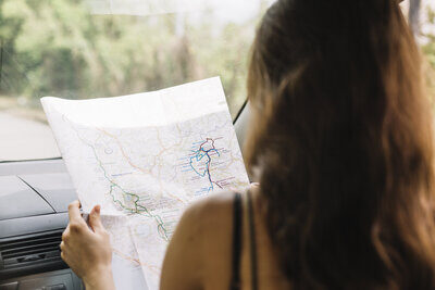Eine Frau konsultiert die Strassenkarte