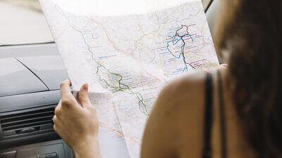 Eine Frau konsultiert die Strassenkarte