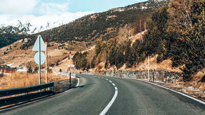 In der eidgenössische Signalisationsverordnung SSV regelt die verschiedenen Mittellinien auf Schweizer Strassen. Bild: freepik