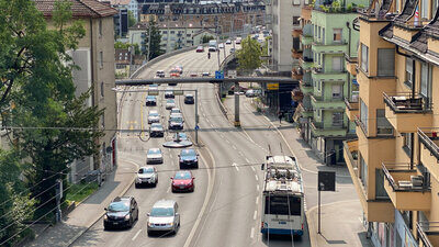 Platz 1: In der Schweiz, wie hier auf der Rosengartenstrasse in Zürich, ist das Autofahren im europaweiten Vergleich am günstigsten. Bild: STREETLIFE
