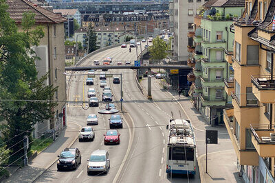 Platz 1: In der Schweiz, wie hier auf der Rosengartenstrasse in Zürich, ist das Autofahren im europaweiten Vergleich am günstigsten. Bild: STREETLIFE
