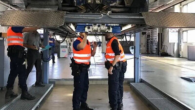Die Kantonspolizei St. Gallen kontrolliert Fahrzeuge von Autoposern. Bild: Kantonspolizei St. Gallen