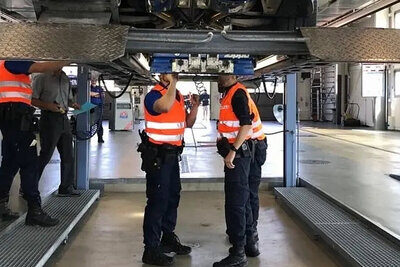 Die Kantonspolizei St. Gallen kontrolliert Fahrzeuge von Autoposern. Bild: Kantonspolizei St. Gallen