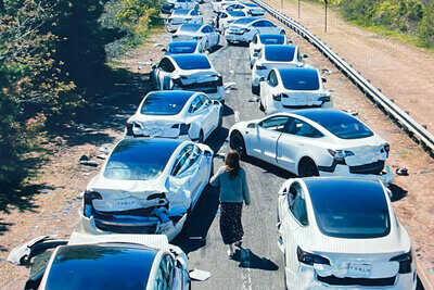 Massencrash mit weissen Teslas.