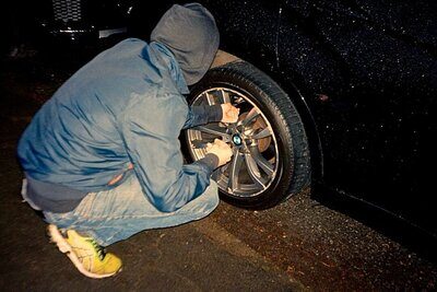 Die «Lüftler» haben in Luzern mindestens 29 SUVs manipuliert. Auf X wurde die Aktion auf dem Kanal The Tyre Extinguishers verbreitet. Bild: X, The Tyre Extinguishers